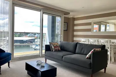 Image de Appartements avec brosse à dents - 2 chambres, 2 salles de bains avec vue sur l'eau