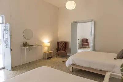 Image de Belle maison coloniale 100% rénovée avec de magnifiques terrasses et balcons