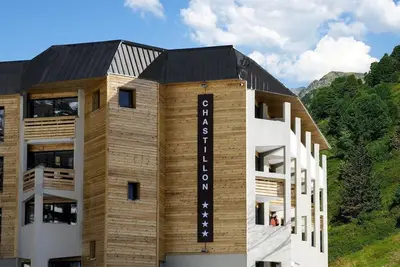 Image de Appartement Rénové | Seulement 50m du Télésiège | Piscine + Sauna sur place!