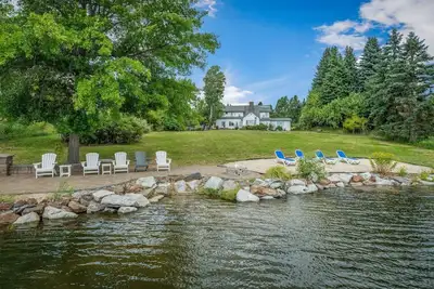 Image de Sunnyside Estate - Immense, maison de famille historique Waterfront sur 5 acres. Dock w / ascenseur à bateau aussi.
