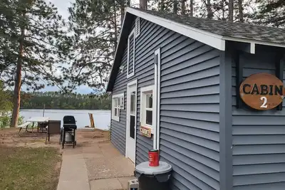 Image de Nouvellement RÉNOVÉ de haut en bas. Chalet Northwoods sur les rives du lac Somo