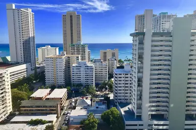 Image de Ocean Penthouse 2bed / 2bath Kitchen & Parking au coeur de Waikiki. Tête de diamant!