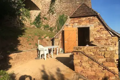 Image de Maisonnette des remparts, au pied du chateau de Castelnau