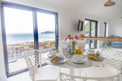 Image de Une vue imprenable sur la plage et la mer. 2 chambres