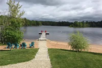 Image de Beau chalet toute l'année au bord du lac Falls - août Disponibilité