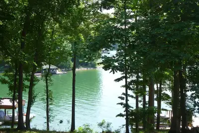 Image de Wooded Lakeside Retreat dans une crique tranquille.