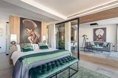 Image de ChezmoiHomes Luxury Alhambra Penthouse Collection Alhambra