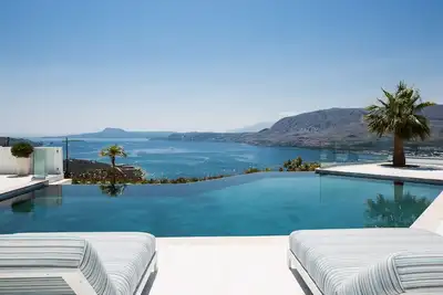 Image de Nouvelle villa luxueuse avec vue panoramique sur la mer, piscine privée chauffée et bain à remous!