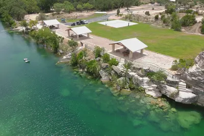 Image de The Riv: Chalet 2 sur 4 sur la rivière Nueces, à 5 minutes au sud de Camp Wood