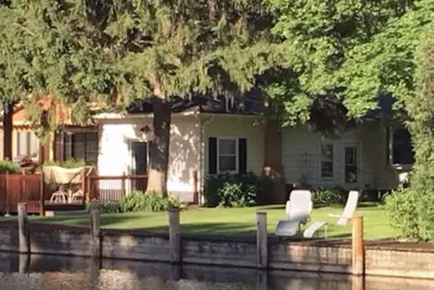 Image de Maison calme sur un canal à Winneconne
