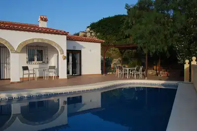 Image de Villa confortable avec piscine privée, vue sur la vallée, la mer et montagnes.