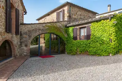 Image de Vescovado Appartement dans domaine historique près de Sienne avec piscine