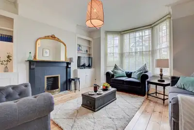 Image de Stones Throw - Six Chambres Maison, Couchages 12