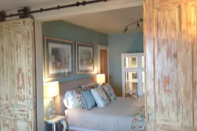 Image de 2 level, 2 bedroom/2 bath filled with windows framing amazing water views!