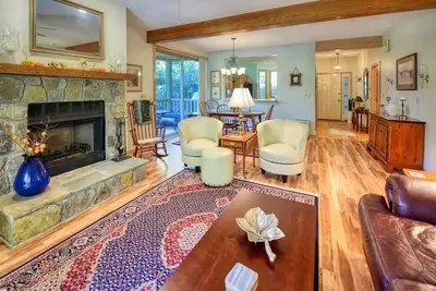 Image de 2 chambres / 2 salles de bain dans la belle ville de Highlands Falls Cc