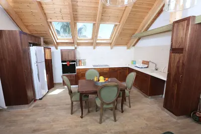 Dans un Baka magique, style chalet de luxe sur le toit