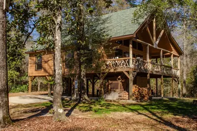 Image de Cabine isolée et paisible avec vue sur la cascade