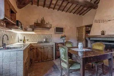 Image de Casciano Appartement dans une propriété historique près de Sienne avec piscine