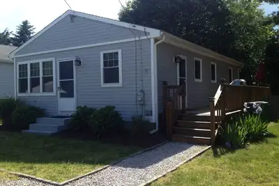 Image de Marchez jusqu'à Greenhill Pond depuis ce charmant ranch de trois chambres à coucher. Comprend l'assoca