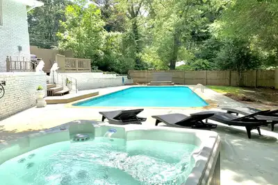 Image de Nouvelle liste! Maison spacieuse avec piscine privée * HotTub * Bbq * Baby-foot * à Stone Mountain