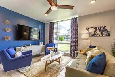 Image de Stunner moderne du milieu du siècle dans le quartier de Biltmore, super score de marche