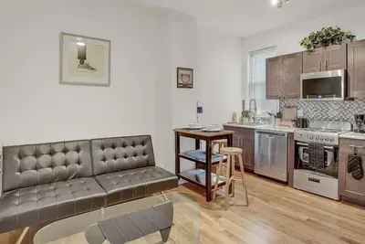 Image de Moderne récemment rénové 2 Bdrm Apt près du centre ville