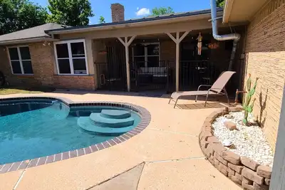 Image de North Midland: bureau 3/2, cuisine, piscine, patio