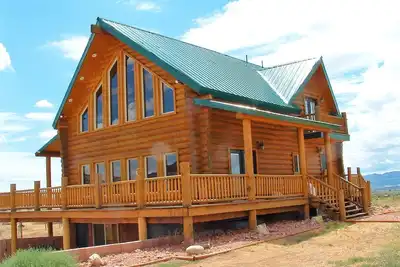 Image de Log Cabin Red Rock Ranch: Grand, entièrement meublé, 5 Bdr, 12 personnes, 3 niveaux