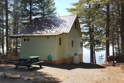 Image de Camp récemment rénové sur West Grand Lake dans le Grand Lake Stream Maine