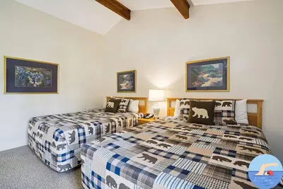 Image de Chambre d'hôtel standard de luxe avec deux lits queen au 1er étage avec piscine chauffée