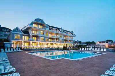 Image de Water's Edge Resort and spa avec piscine intérieure et extérieure et plage. Condo pour 6 personnes