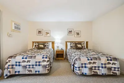 Image de Chambre d'hôtel standard de luxe avec deux lits doubles au 1er étage avec piscine extérieure chauffée