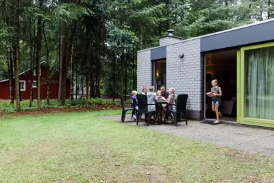 Image de Bungalow boisé avec piscine