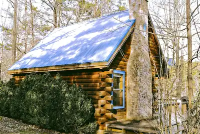 Image de Cabine MacLeod dans les bois écossais