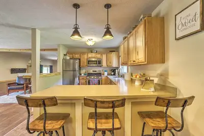 Image de Nouveau! Palmer Home w / Deck, Yard & Mountain Views