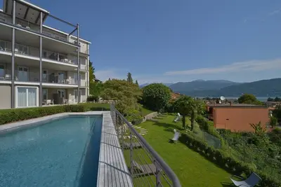 Image de The View-Garden: design lake view apt. with porch