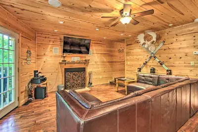 Image de Nouveau! Charming Cottage w / Hot Tub - 2 mi au centre-ville!