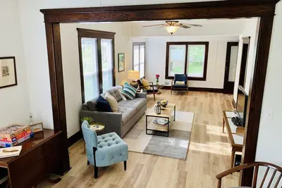 Image de La maison de bois de cœur <3: Trois chênes Dwntwn, 2br / 2ba