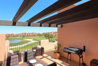 Superbe appartement avec 3 chambres et 2 salles de bains avec grand balcon et terrasse - WiFi gratuit