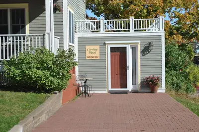 Image de Le Carriage House Condo pour 4 personnes. Centre-ville de Bayfield! Marchez vers tout!