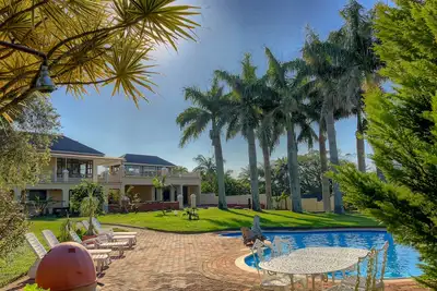 Appartement dans un grand jardin tropical avec piscine et vue mer