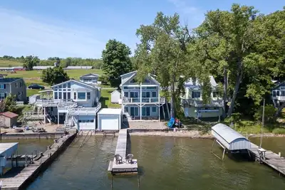 Image de Passez vos vacances dans ce cottage contemporain au bord du lac, du côté ouest du magnifique lac Cayuga.
