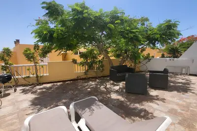 Image de Grand, lumineux et calme avec terrasse, 3 chambres, 3 salles de bain, wifi.