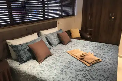 Image de Lit king size de luxe avec salle de bain privée