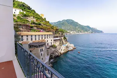 Image de Villa avec une vue imprenable sur la mer