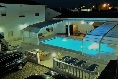 Image de Maison avec 3 chambres au rez de chaussée donnant sur la piscine.