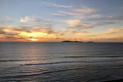 Image de Condo de luxe flambant neuf sur la plage avec magnifique coucher de soleil