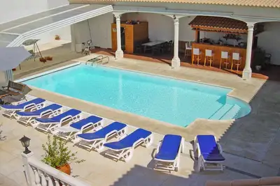 Image de Maison avec 4 chambres ��� coucher, terrasse donnant sur la piscine.