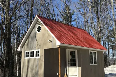 Image de Brand New The Tiny Town Cabin