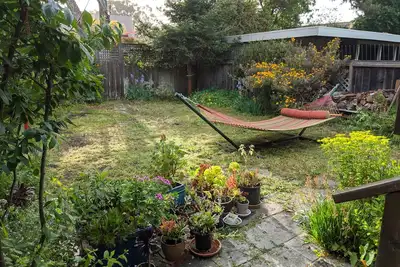 Image de Détente paisible dans la maison avec beaucoup de restaurants et la baie à proximité!